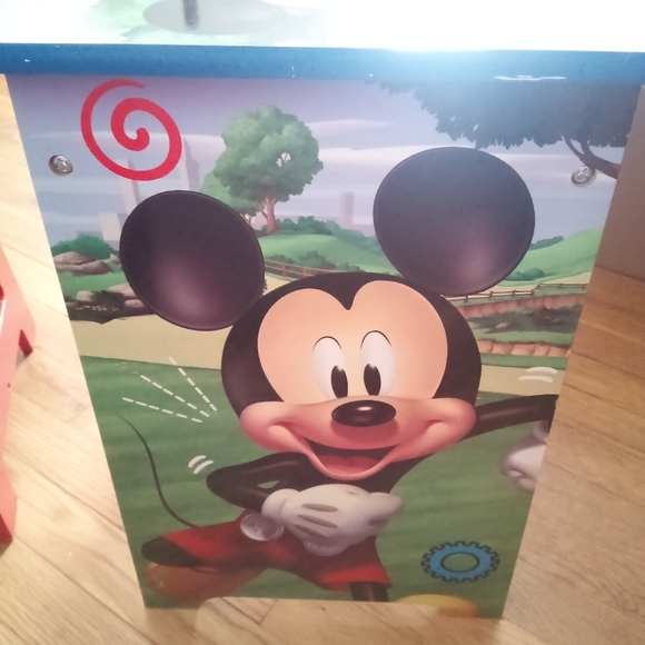 Mickey Mouse table and chairs - Picture 3 of 7